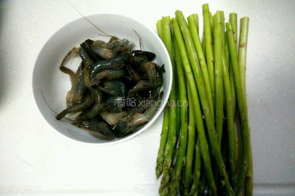 芦笋炒河虾的做法图解1