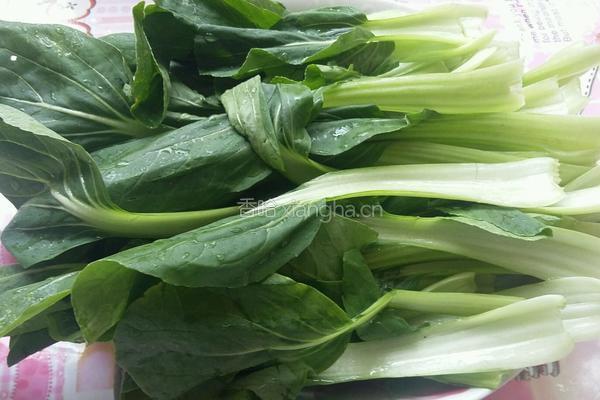 蘑菇炒青菜的做法图解2