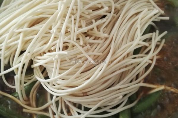 猪小排豆角焖面的做法图解8