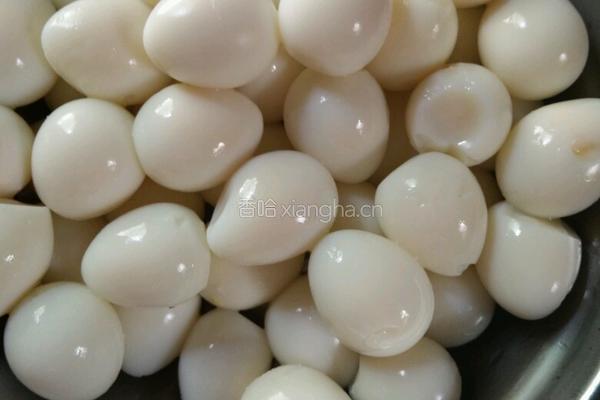 红烧肉烧鹌鹑蛋的做法图解1