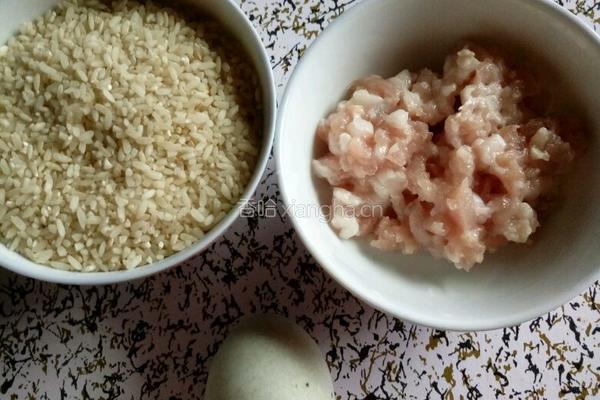 皮蛋瘦肉粥的做法图解1