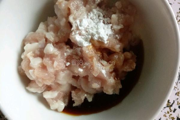 皮蛋瘦肉粥的做法图解2