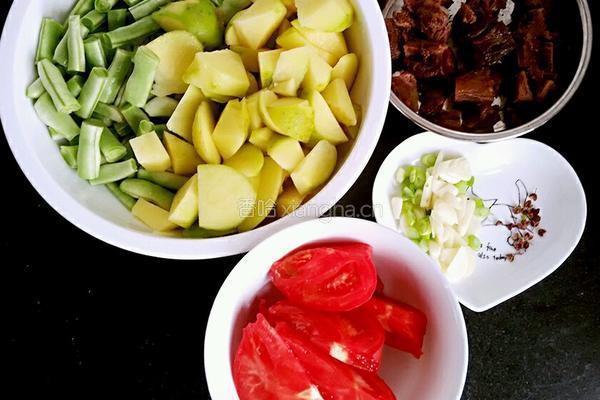 土豆牛肉烩豆角的做法图解2