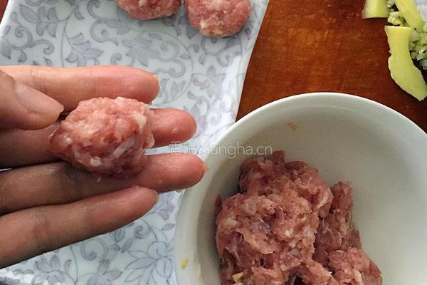 益母草肉丸汤的做法图解3