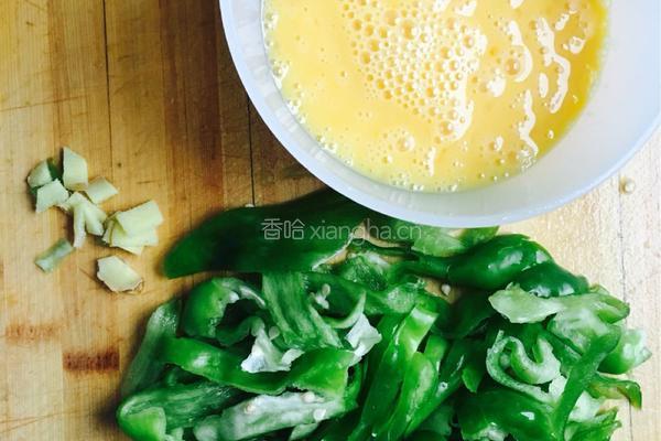 青椒炒鸡蛋的做法图解1