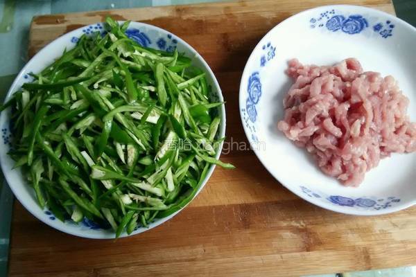 青椒肉丝的做法图解2