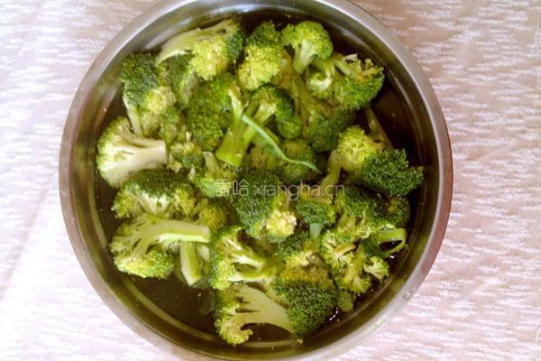 西兰花炒萝卜片的做法图解2