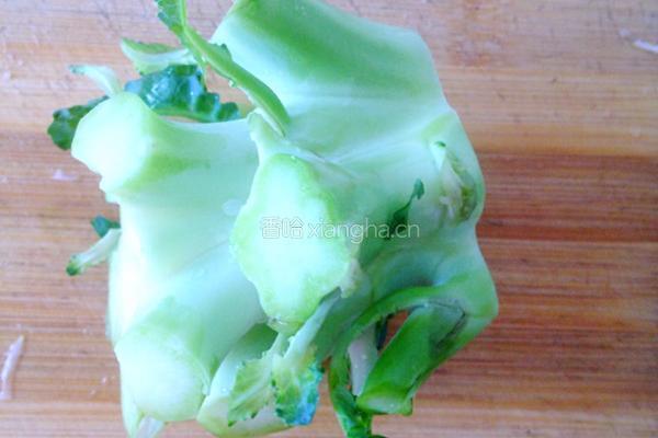 西兰花炒萝卜片的做法图解3