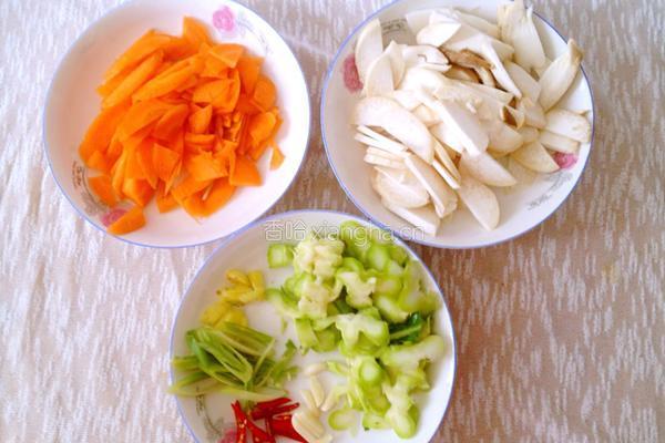 西兰花炒萝卜片的做法图解4