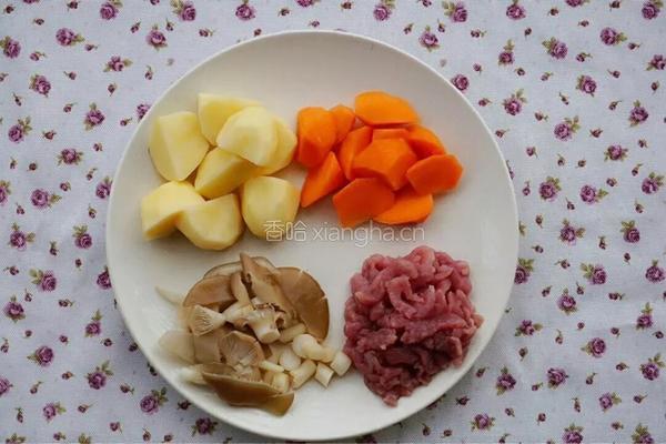土豆焖肉饭的做法图解1