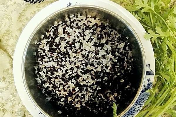 腊肠黑米什锦虾粥的做法图解6
