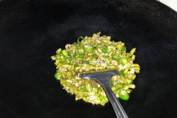 酸豆角炒肉的做法图解6