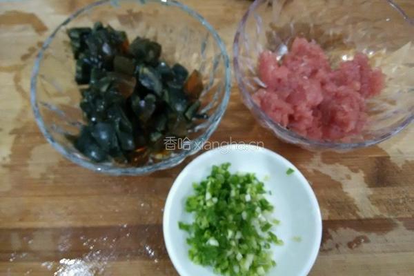 皮蛋瘦肉粥的做法图解2