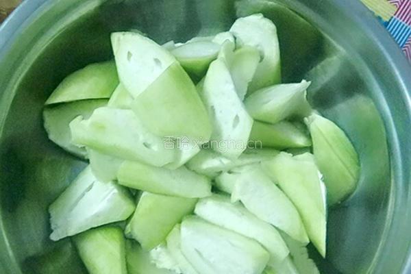 丝瓜炒毛豆的做法图解2