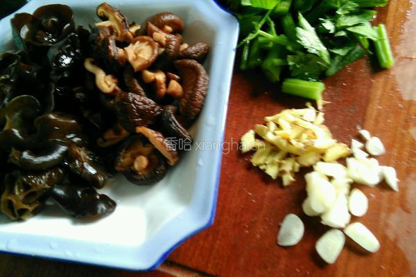 香菇黑木耳炒芹菜（降血压的菜)的做法图解1