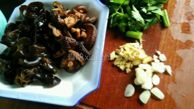 香菇、黑木耳先冷水泡一小时，洗净切自己喜欢的形状，大蒜，生姜切碎，芹菜洗净切段。