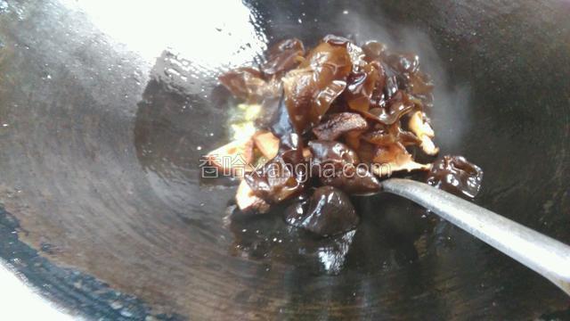 给香菇，黑木耳炒一分钟。