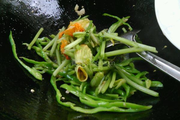 爆炒南瓜花的做法图解7