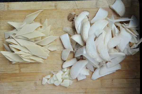 杏鲍菇炒豆皮～家常菜的做法图解2