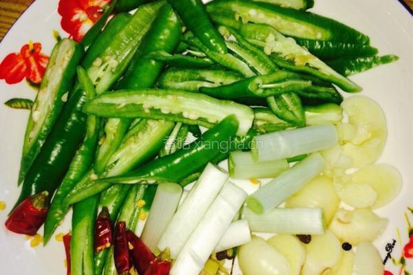 苦瓜炒肉的做法图解2