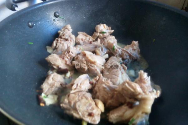 啤酒鸭炖鸡腿菇的做法图解3