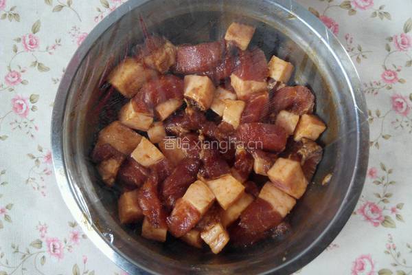 咸肉蛋黄粽的做法图解1