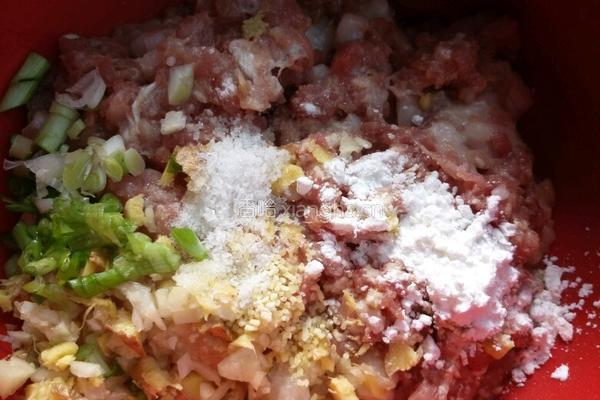白菜肉卷的做法图解3