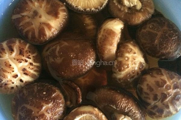 猪肉酿花菇。的做法图解3