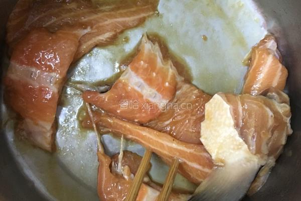 三文鱼骨焖苦瓜的做法图解1