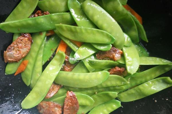 荷兰豆炒腊肠的做法图解4
