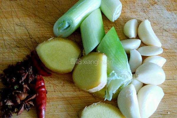 土豆炖鸡块的做法图解2
