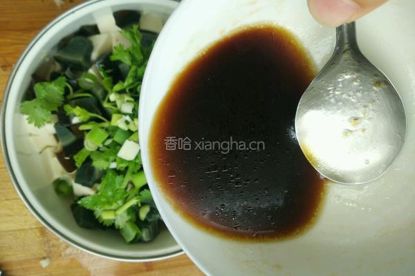 皮蛋豆腐的做法图解3
