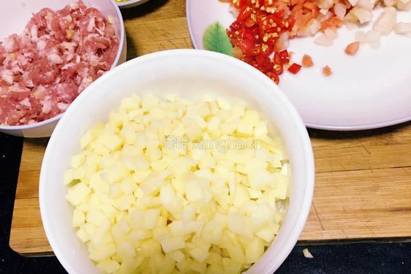 土豆肉末泡菜丁的做法图解2