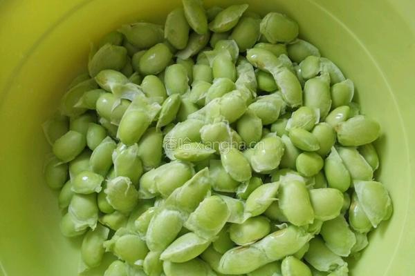 排骨毛豆汤的做法图解1
