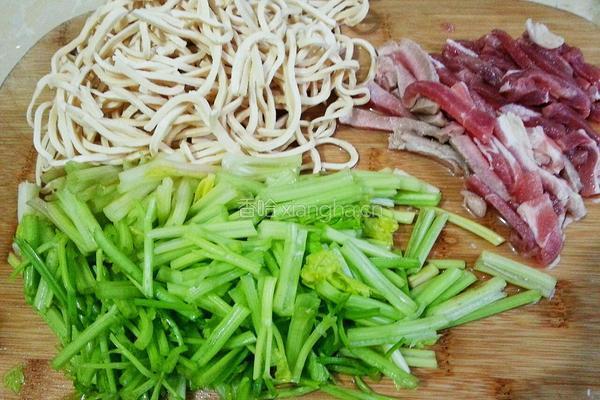 芹菜炒千丝的做法图解2