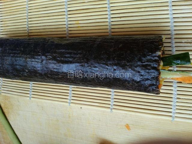连同寿司帘从下往上卷起