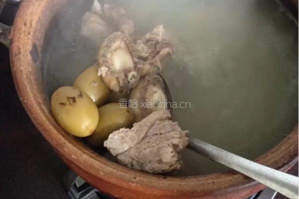 橄榄排骨鲍鱼润肺汤的做法图解2