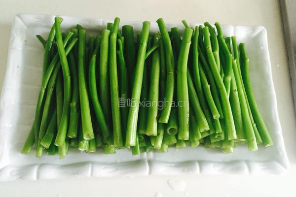 油泼空心菜的做法图解1