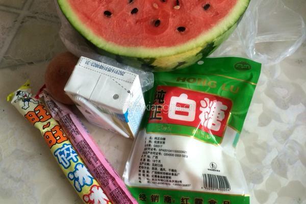 西瓜牛奶冰棒的做法图解1