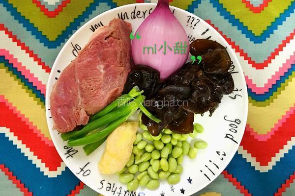 洋葱木耳毛豆炒牛肉的做法图解1