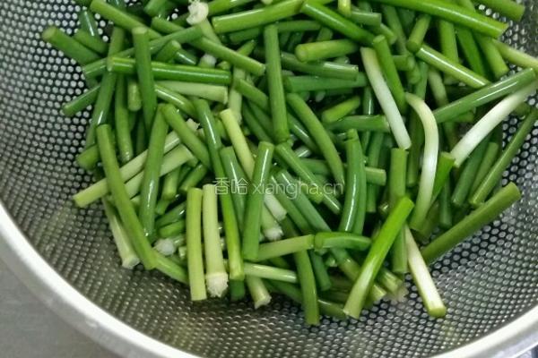 蒜苗炒香肠的做法图解1