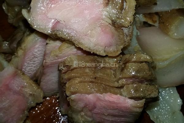 洋葱炒腌肉的做法图解2