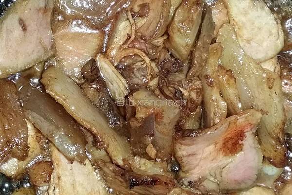 洋葱炒腌肉的做法图解3