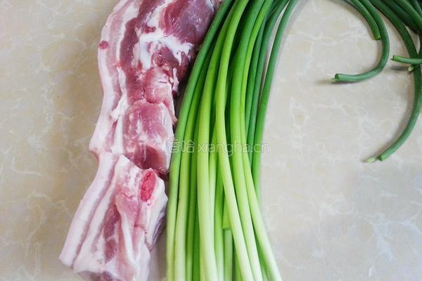 蒜苔炒五花肉的做法图解1