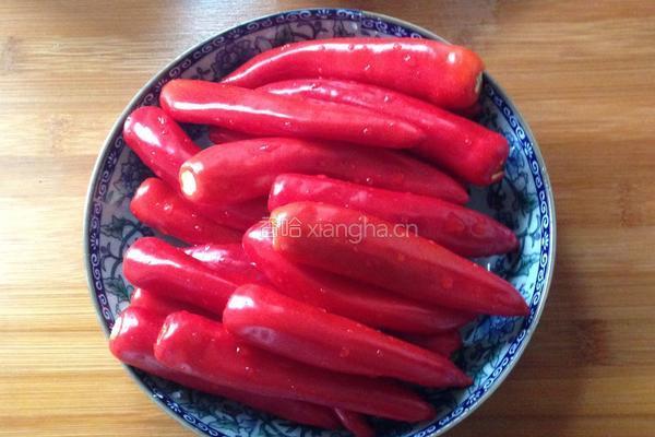 红辣椒炒肉的做法图解1