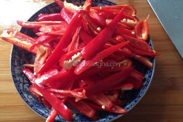 红辣椒炒肉的做法图解2