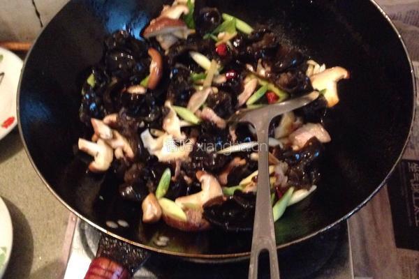 香菇木耳炒瘦肉的做法图解8