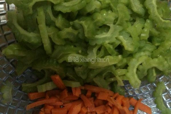 苦瓜蛋饼的做法图解1