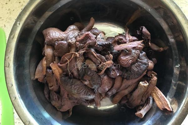 鸡翅根炖肉蘑的做法图解1