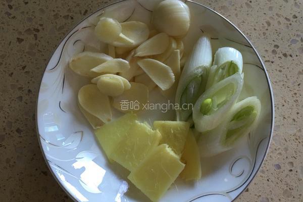 鸡翅根炖肉蘑的做法图解3